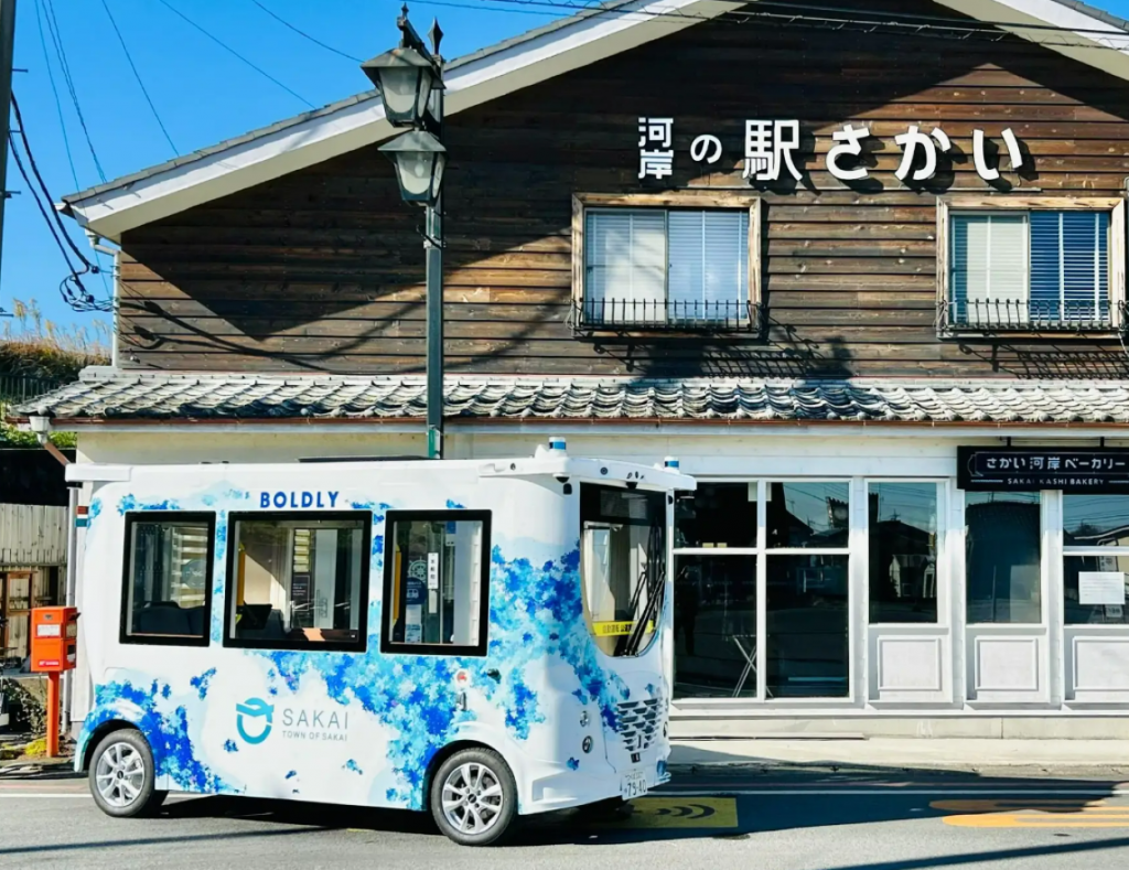 境町、国内自治体で初めて自動運転EV「MiCa」を導入