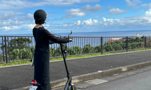 「名探偵コナン」舞台の地、八丈島でキックスクーターシェアリング開始