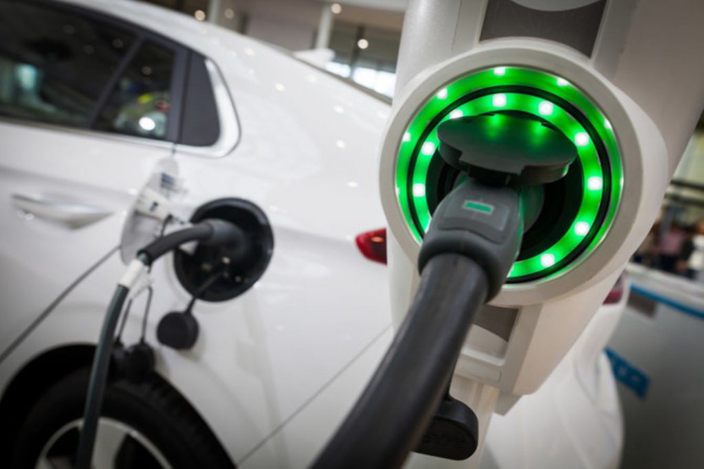 レンタカーで石油王国を電動化：サウジアラビアがEV普及への道を切り拓く